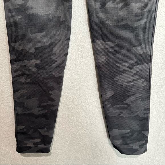 Spanx Seamless Green Camo Leggings SZ S - Picture 10 of 11